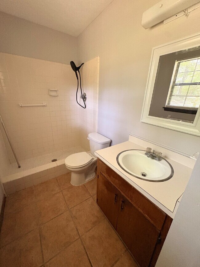 Building Photo - Charming 3-Bed, 2-Bath Home with 1623 sq. ft. of Comfort in the North Side of Tallahassee!