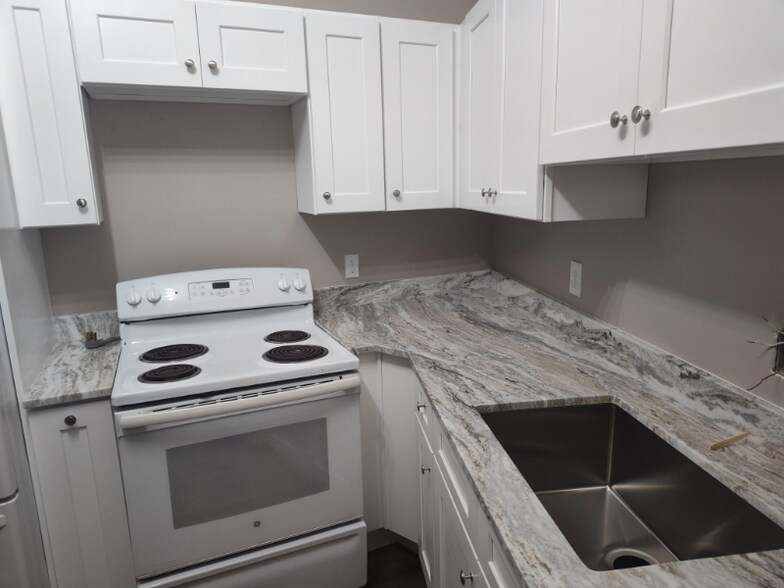 Building Photo - 96 Poquonock Ave