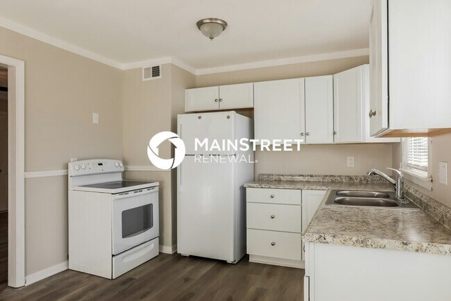 Building Photo - 3 Bedroom Pet-Friendly Home in OVERLAND PA...