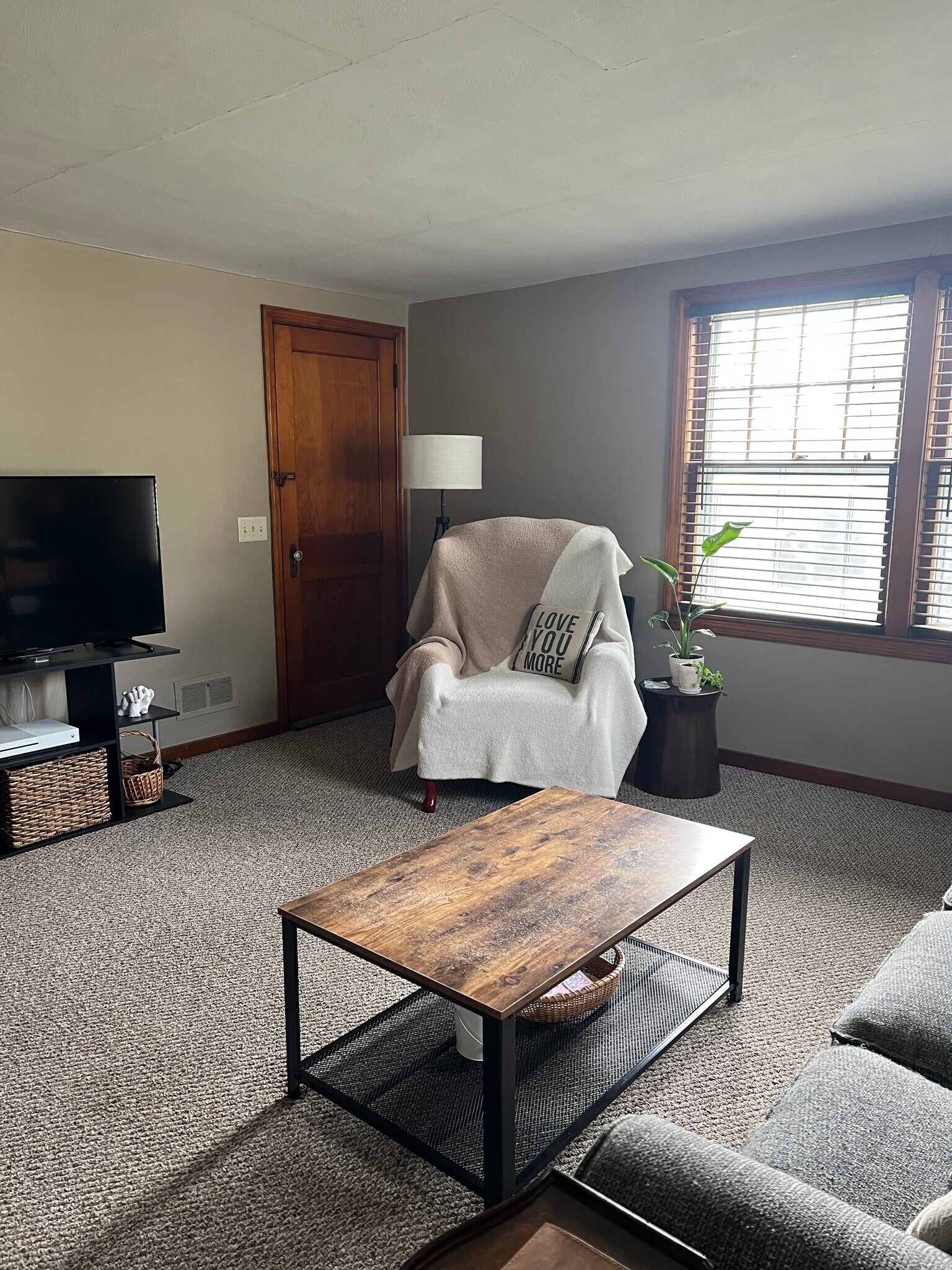 Living room - 1004 Desnoyer St