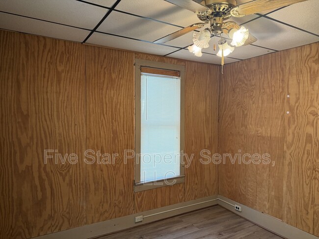 Building Photo - 1104 S 11th St