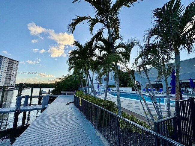 Building Photo - 336 Poinciana Island Dr