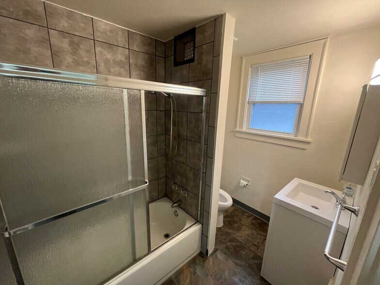 Building Photo - 1801 Universal Rd