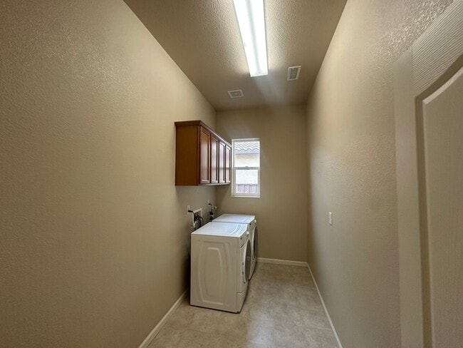 Building Photo - 3-bedroom, 2-bathroom home in Minden, NV