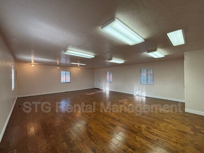 Building Photo - 75 E 800 S
