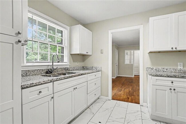 Building Photo - 3743 Poplar Dr