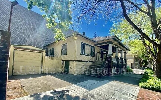 Building Photo - 1015 27th St