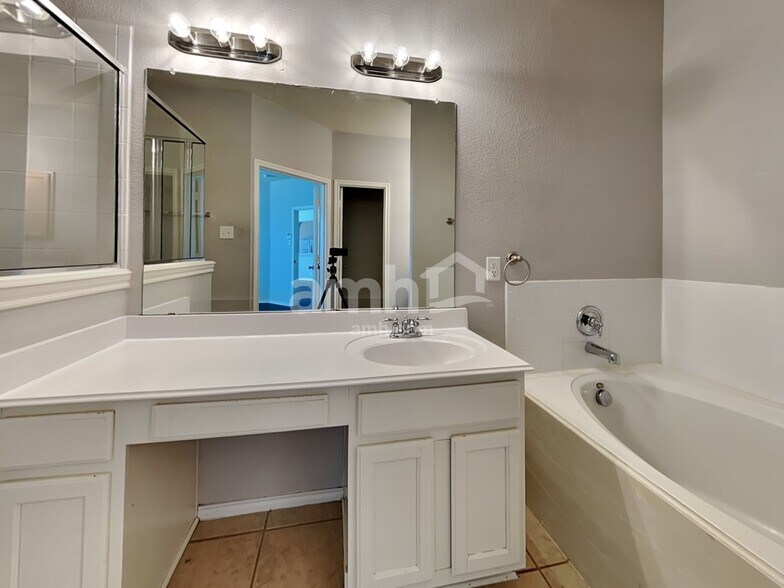 Building Photo - 2319 Merlin Dr