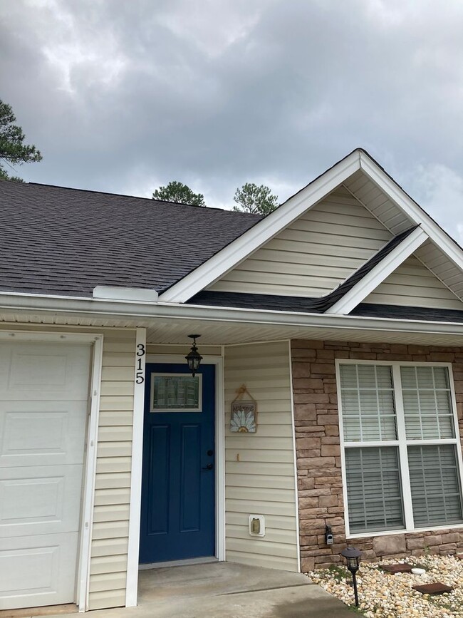 Building Photo - 3 Bed/3 Bath Townhome with Screened in Por...