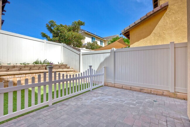 Building Photo - Fallbrook Two Weeks FREE Beautiful Horse Creek Ridge Spacious 3 Bed / 2.5 Bath Home with Solar