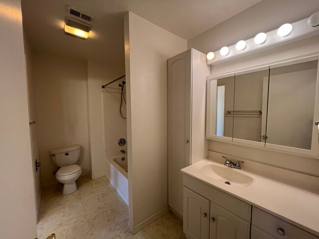 Building Photo - Spacious 2 bed 2 bath condo available in t...