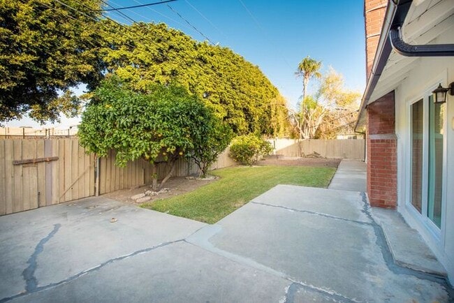 Building Photo - Newly Remodeled Single Family Home
