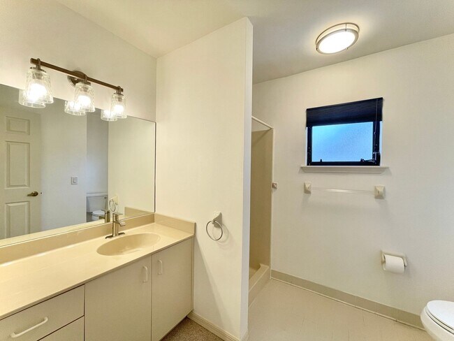 Building Photo - Unfurnished 2 BR condo Annual Rental in Ti...