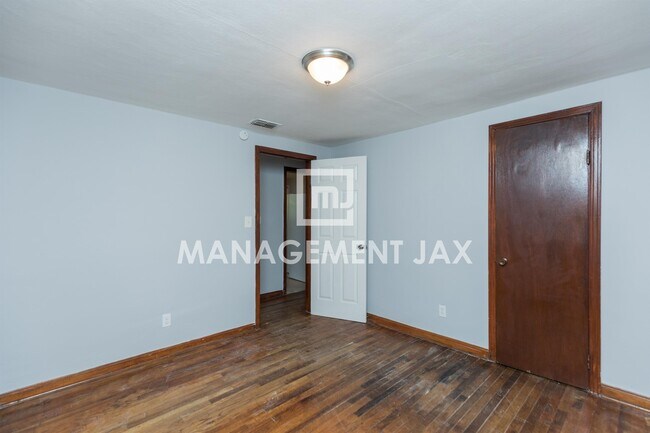 Building Photo - 1598 W 33rd St