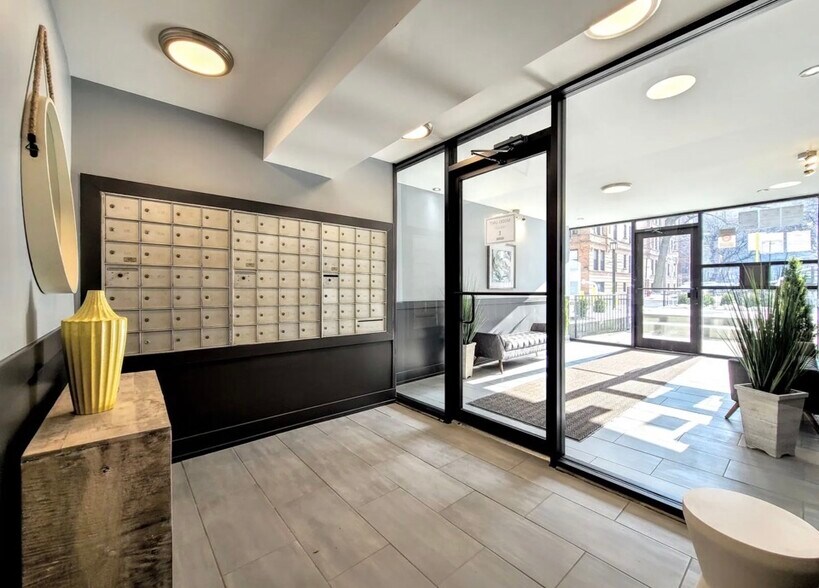 Building Photo - 530 W Surf St