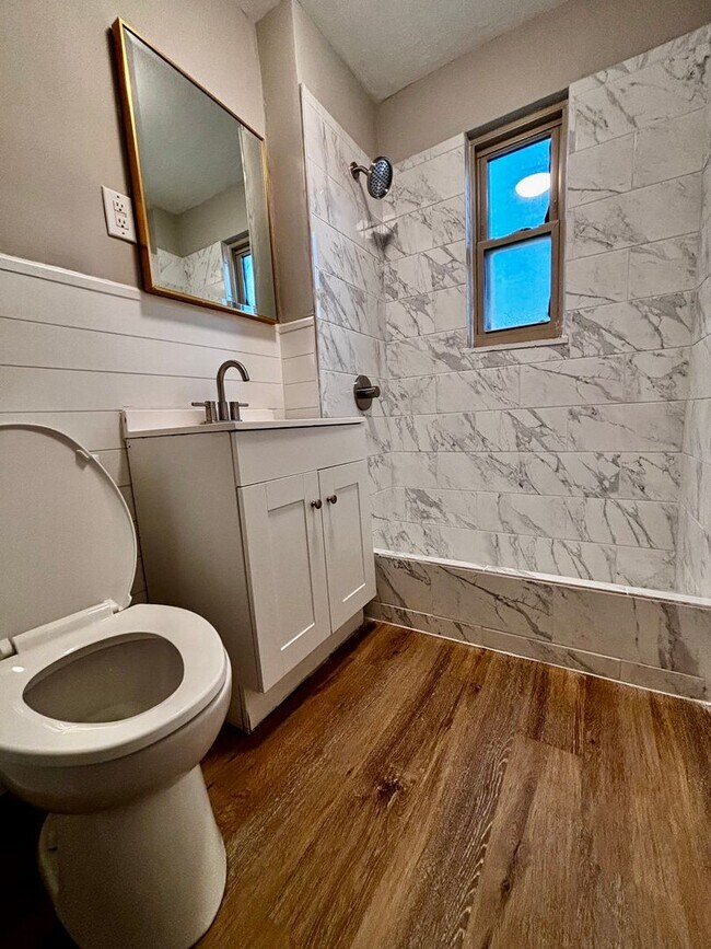 Building Photo - Newly Renovated 2 bedroom in Fairborn! Close to Wright Patt and I-675