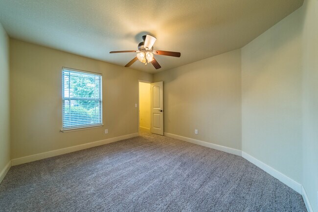 Building Photo - 3205 SW Briar Creek Ave