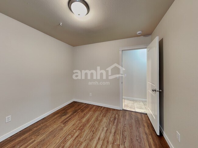 Building Photo - 1075 W Egret Dr