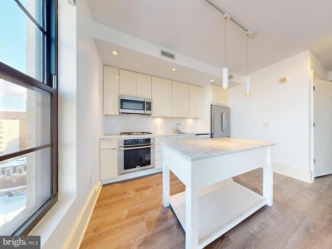 Building Photo - 1011 M St NW