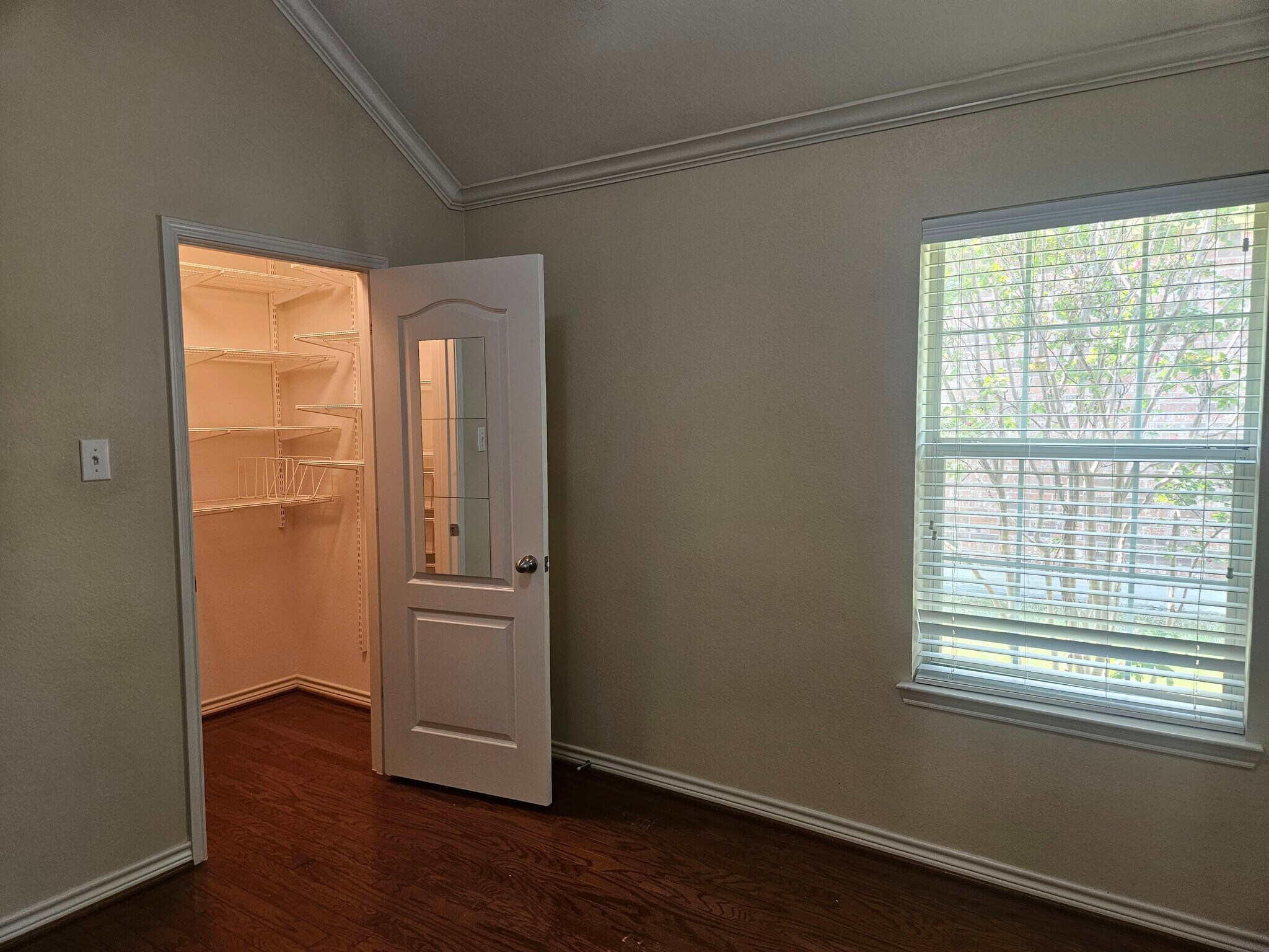 Building Photo - 8562 Robertson Dr