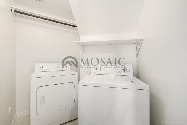 Building Photo - 280 S Elizabeth Way