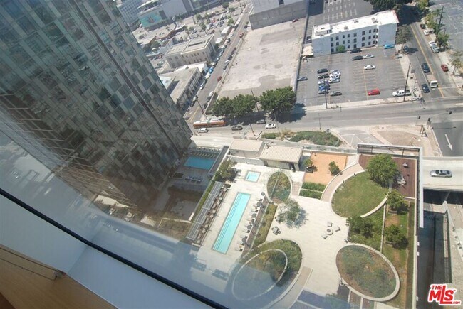 Building Photo - 889 Francisco St