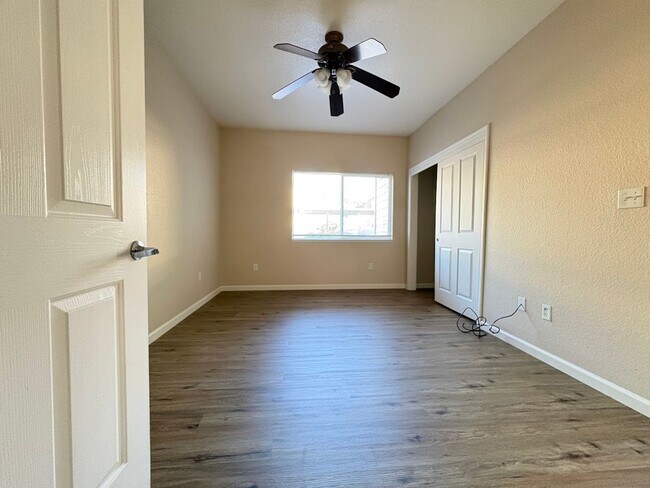 Building Photo - One Bed Condo in Gated Davis Oaks Community