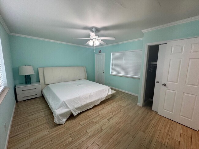 Building Photo - 323 Monroe St