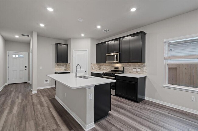 Building Photo - 528 Loriner Wy