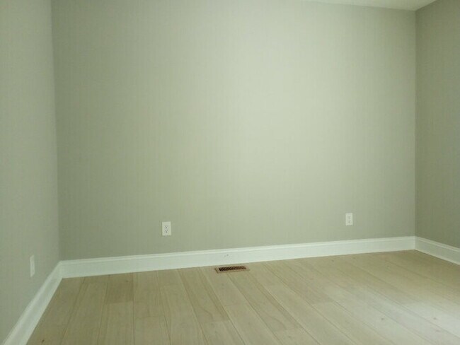 Building Photo - 326 Sherman Dr