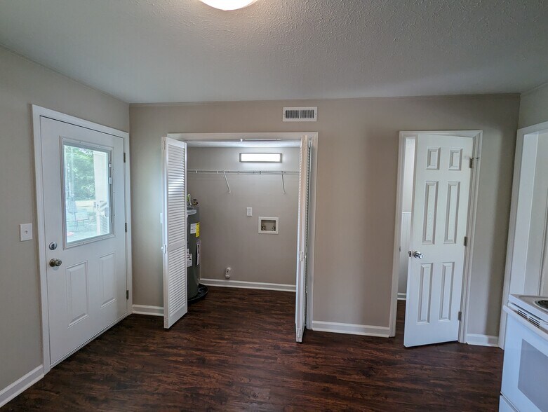 Building Photo - 112 Victor Reiter Pky