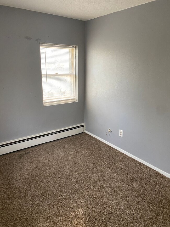 Building Photo - Spacious Two Bedroom Apartment