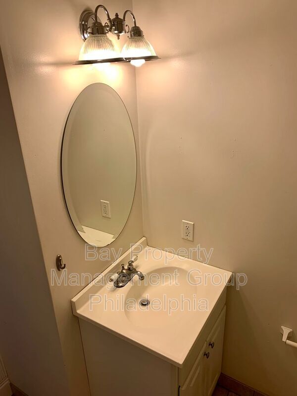 Building Photo - 4439 Chestnut St