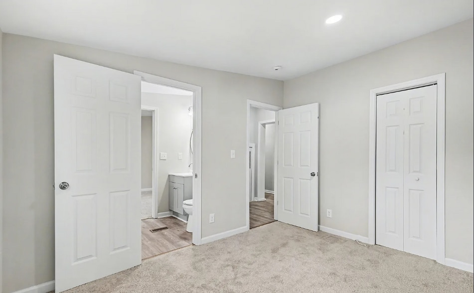 Building Photo - 5050 Park Creek Dr