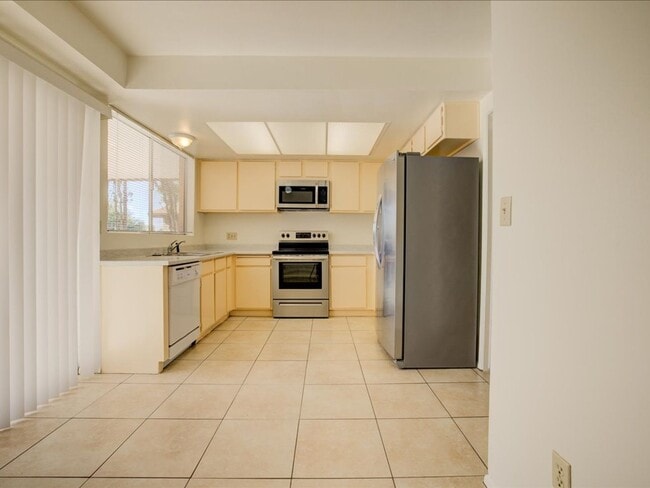 Building Photo - EASTSIDE LOCATION!!!