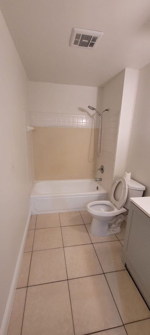Building Photo - *** Beautiful 3 Bedroom 1.5 Bathroom Town ...