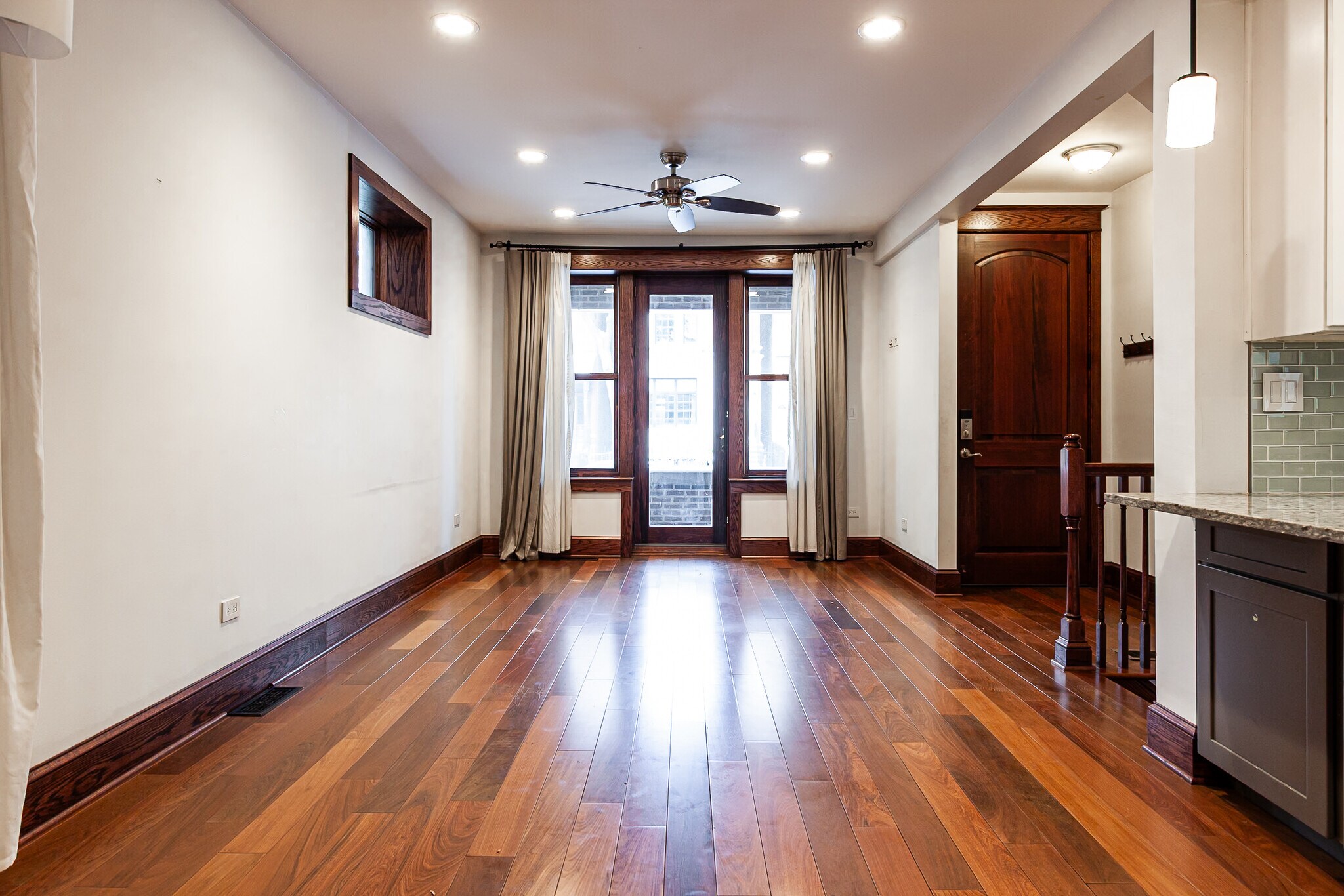 Building Photo - 1019 W Oakdale Ave