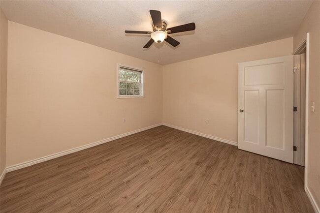 Building Photo - 400 Oak Knob Dr
