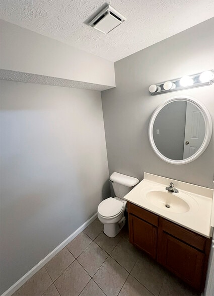 Building Photo - 561 Hampton Way