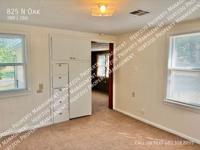 Building Photo - 825 N Oak-