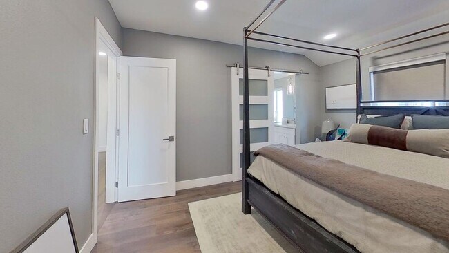 Building Photo - Waterfront Lido Island with Pool