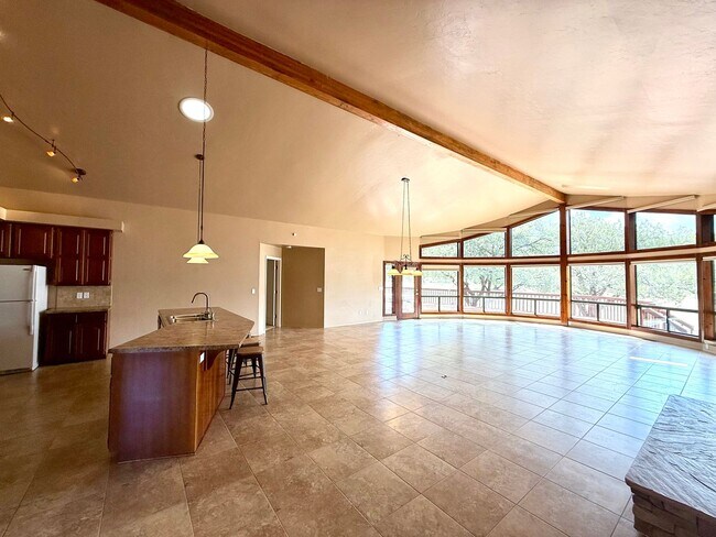 Building Photo - Custom home on 3 acres in Williamson Valley