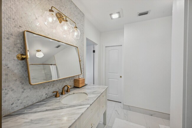 Building Photo - 11223 Pond View Dr