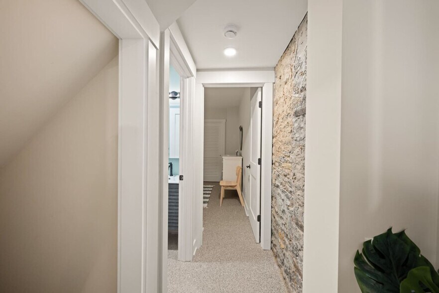 Building Photo - 1918 Vine St