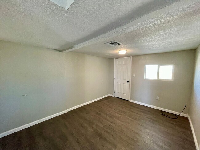 Building Photo - 5593 Hunt Ct