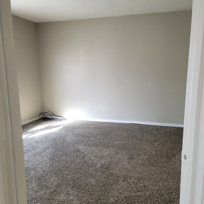 Building Photo - Newly listed and renovated 4 bed 2 bathroom house!