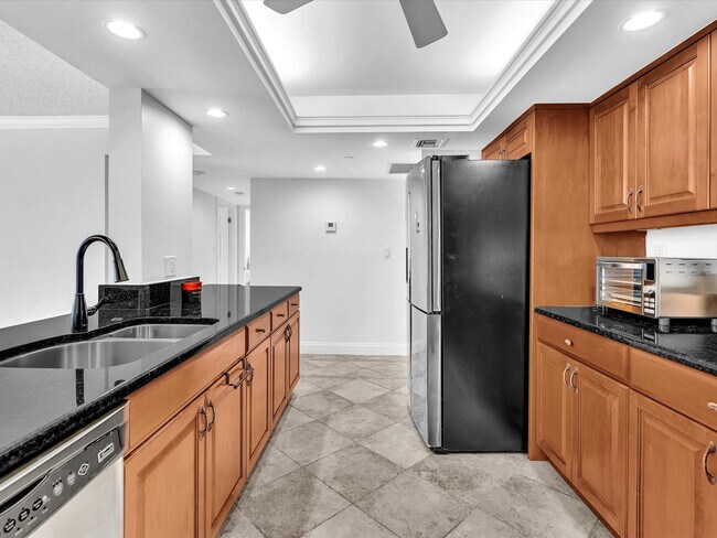 Building Photo - 1150 Hillsboro Mile