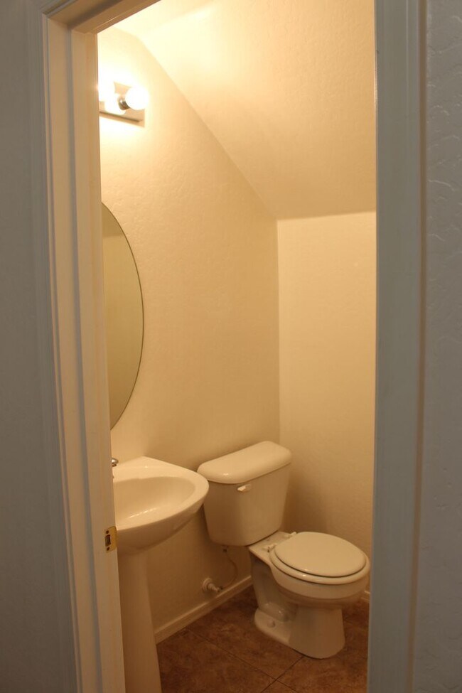 Building Photo - 4 bed 2.5 bath Magic Ranch Home