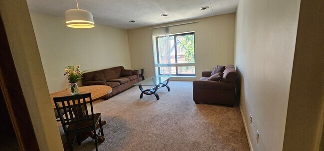 Building Photo - Fairmount East II - 2 Bedroom 2 Bath Middl...