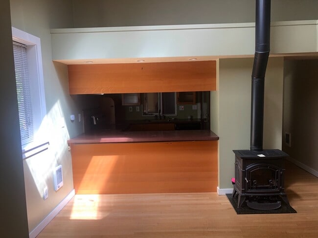 Building Photo - Maple Leaf, Two Bedroom, Woodsy Yard